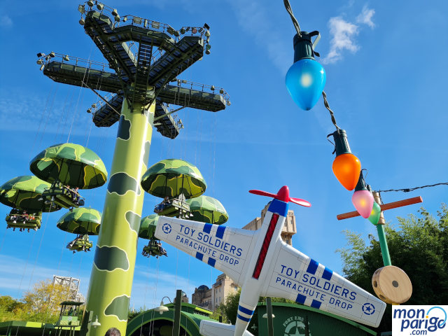 Toy Soldiers Parachute Drop en Toy Story Play Land de Disneyland Paris