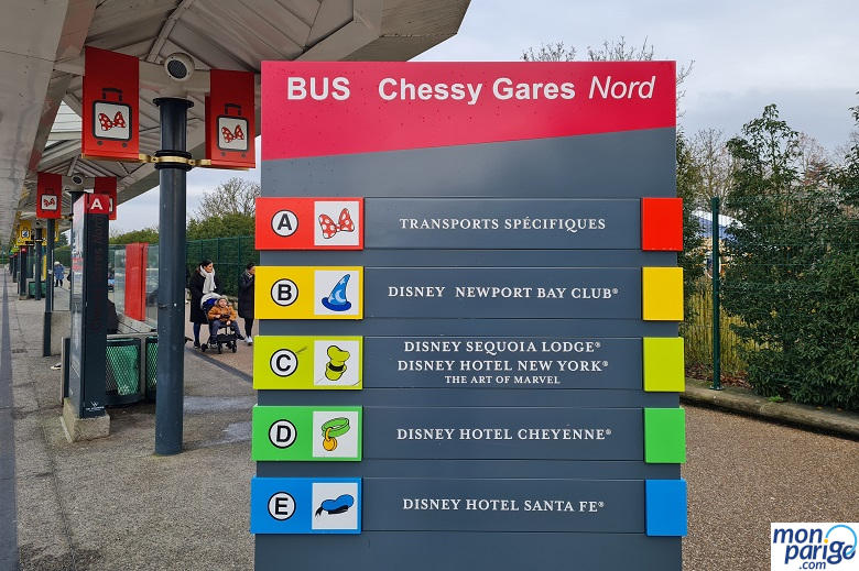 Parada de autobús con el cartel de los hoteles oficiales de Disneyland Paris