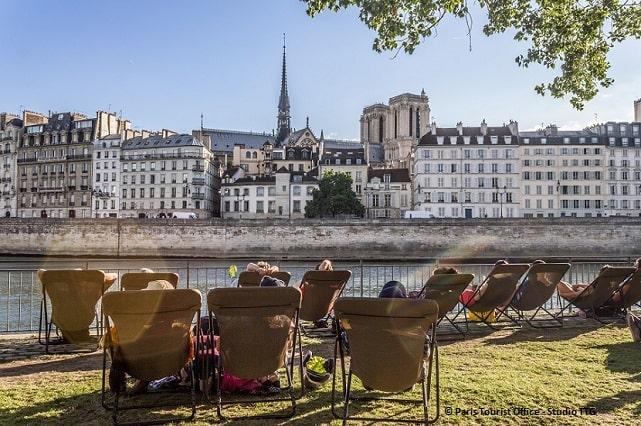 Hamacas sobre césped en París - Paris Plages