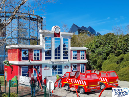 Camión de bomberos con mangueras para niños en Futuroscope