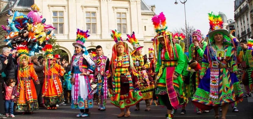 Mujeres disfrazadas en el desfile de carnaval de París