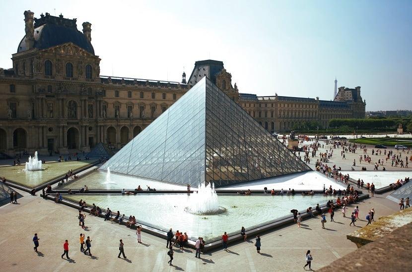 Vista de la pirámide de cristal en una gran plaza
