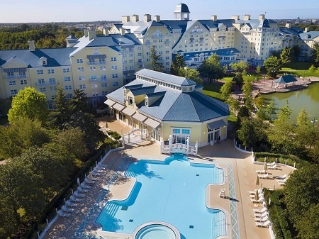 Vista aérea de la piscina exterior (al aire libre) del hotel Newport Bay Club de Disneyland Paris