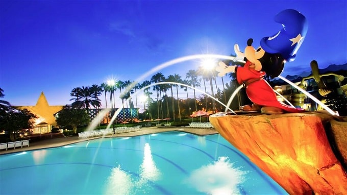 Escultura de Mickey Fantasía en la piscina del hotel All-Star Movies de Orlando