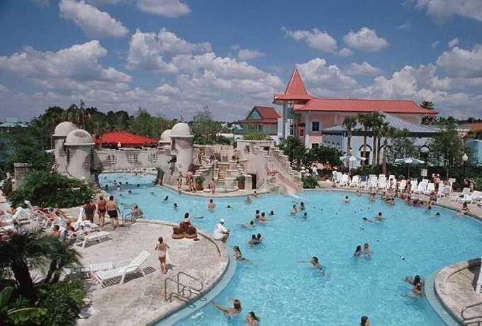 Piscina del hotel Caribbean Beach de Orlando con tumbonas