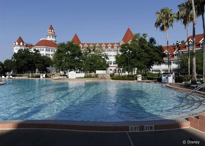 Piscina frente al hotel Grand Floridian de Orlando con arquitectura victoriana