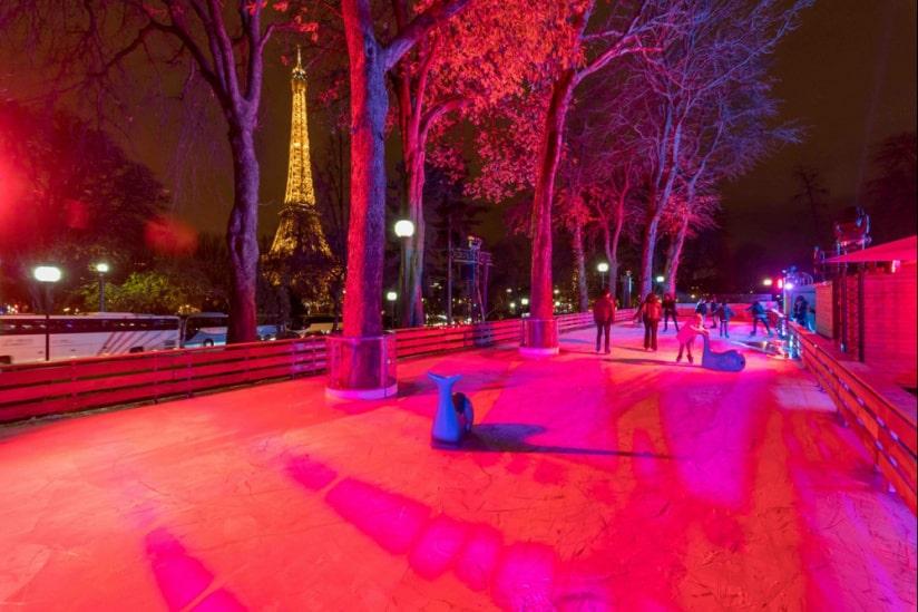 Personas patinando de noche en París