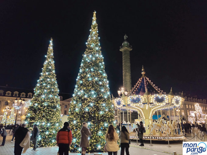 Árboles de Navidad y un tiovivo en la Place Vendôme de París