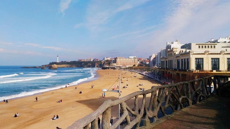 Vista de la playa, casino, hotel du Palais y faro de Biarritz en Francia