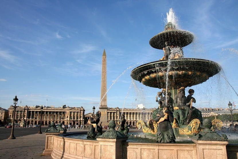 Fuente y obelisco de Lúxor en la plaza de la Concordia en París