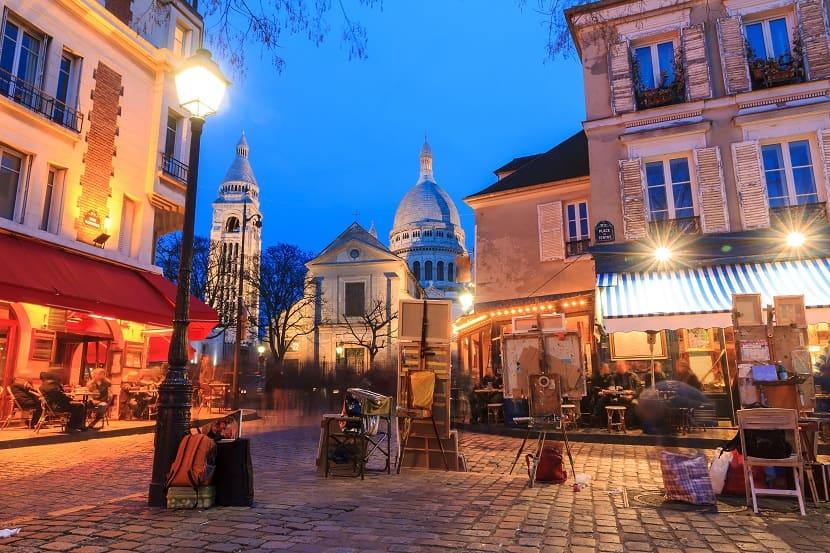 Anochecer en la Plaza de Tertre en el barrio de Montmartre en París