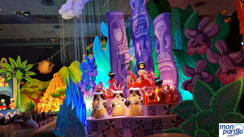 Muñecos con vestidos tradicionales de Polinesia en It's a Small World de Disneyland Paris