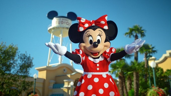 Minnie con un vestido rojo de lunares blancos con motivo del Polka Dot Day de Disneyland Paris