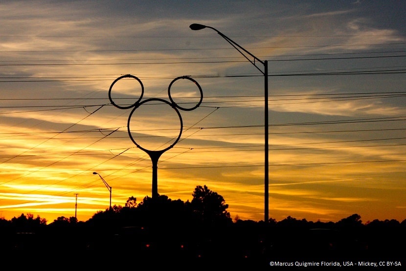 Poste eléctrico con forma de Mickey