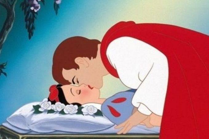 El príncipe de Blancanieves dando el beso de amor verdadero a la princesa