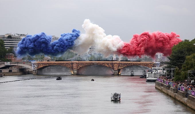 Vista de la bandera francesa desde el puente de Austerlitz en la ceremonia de apertura en los Juegos Olímpicos París de 2024