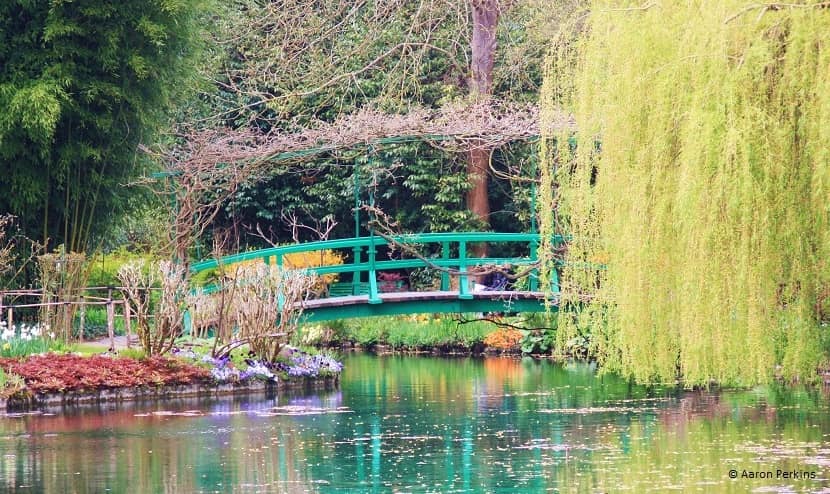 Puente japonés del jardín de Monet en Giverny