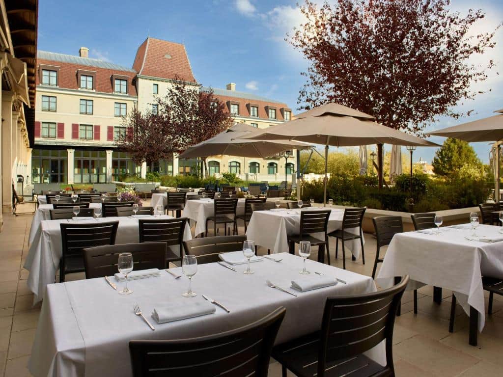 Terraza exterior del Hotel Paris Marne-la-Vallee by IHG, un elegante alojamiento cerca de Disneyland Paris.