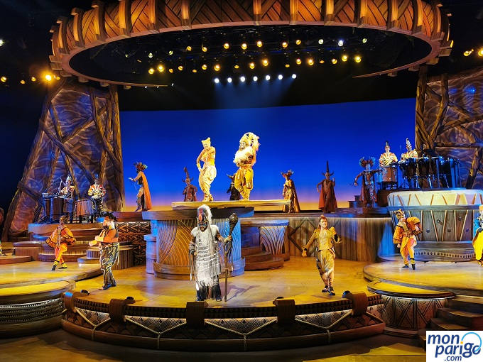 Rafiki de El Rey León en Disneyland Paris sobre el escenario actuando en el musical