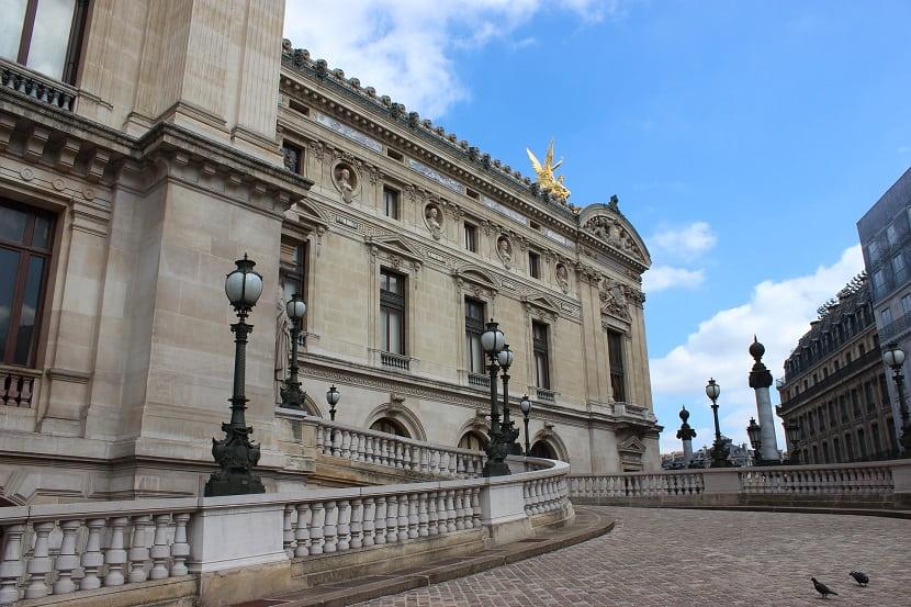 Rampa exterior en la Ópera Garnier de París