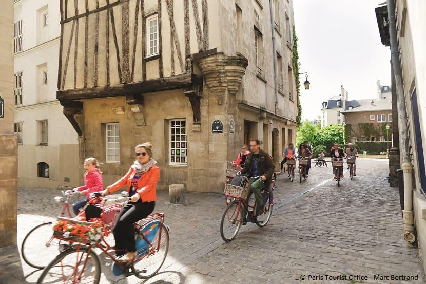 Grupo de ciclistas descubriendo los rincones atípicos de París