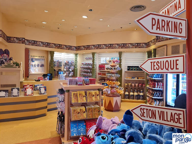 Peluches, cuadres y otros regalos y souvenirs a la venta en el hotel Santa Fe de Disneyland Paris