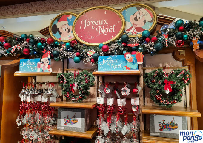 Adornos y otros recuerdos y regalos de Navidad a la venta en Disneyland Paris