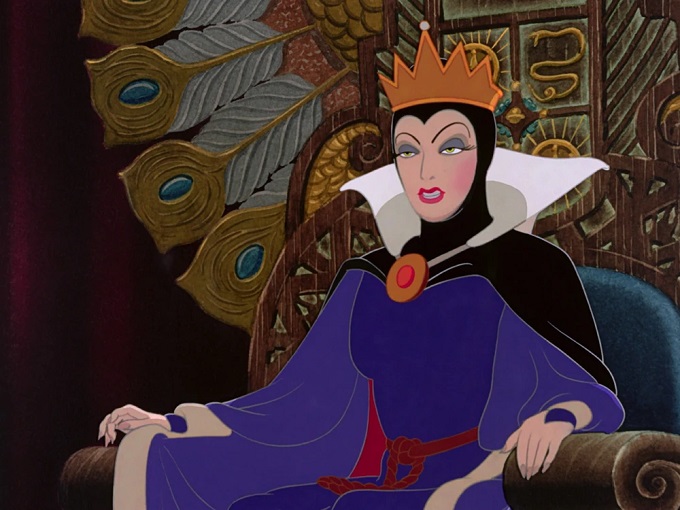 La Reina Malvada o Reina Grimhilde de Blancanieves sentada con una corona, capa negra y túnica morada