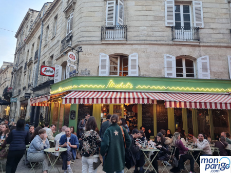 Terraza del restaurante Michel's de Burdeos con gente cenando