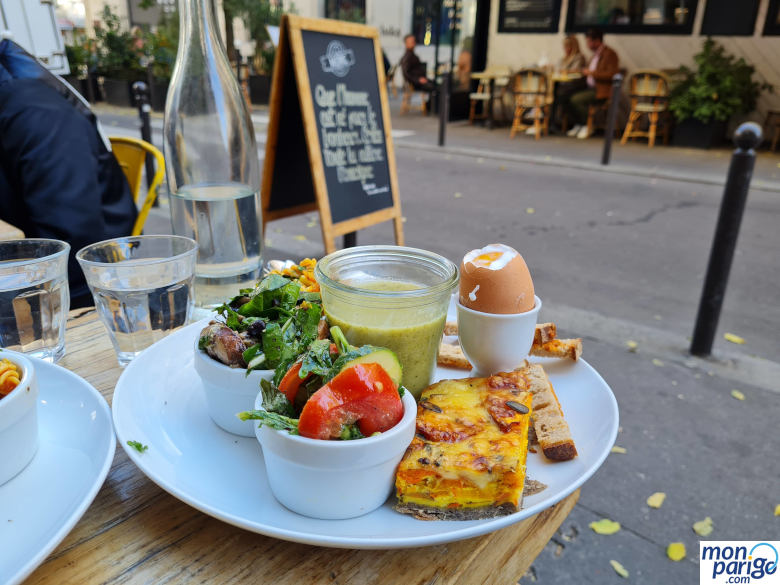 Brunch en la terraza del restaurante MÛRE de Paris