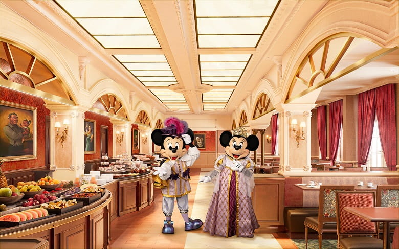 Mickey y Minnie junto a la comida del buffet del Restaurante Royal Banquet del Disneyland Hotel
