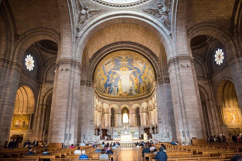 Mosaico e interior de la basílica del Sagrado Corazón de París (Sacré Coeur)