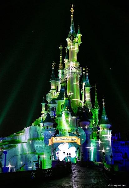 Saint Patrick Day en Disneyland Paris - Castillo de verde.