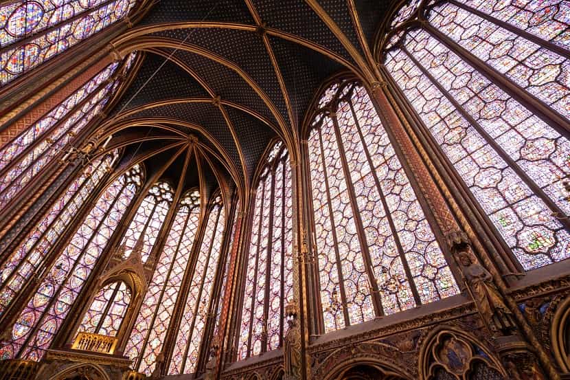Interior de la capilla alta de Sainte-Chapelle en París