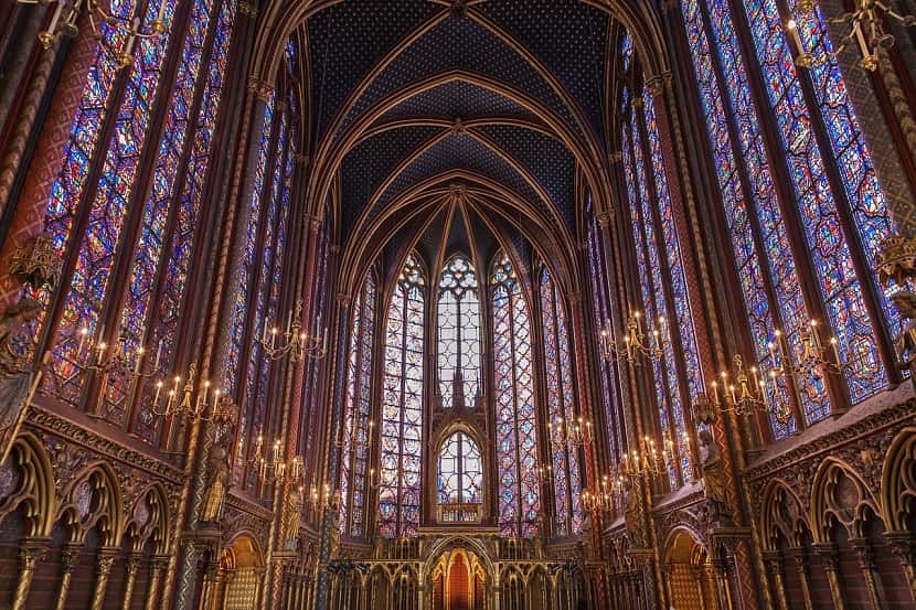 Interior de la capilla alta de Sainte-Chapelle en París