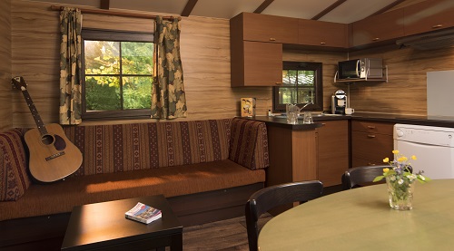 Salón y cocina de la cabaña/bungalow del hotel Davy Crockett Ranch de Disneyland Paris