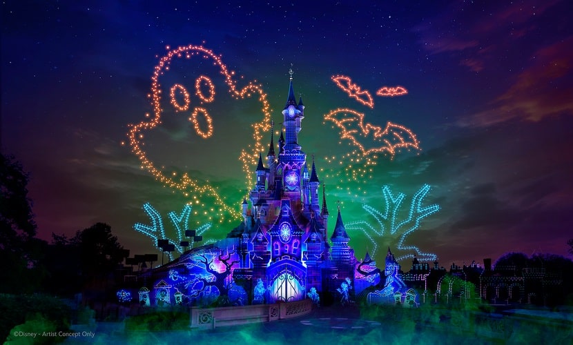 Fantasmas y murciélagos formados con drones en Disneyland Paris