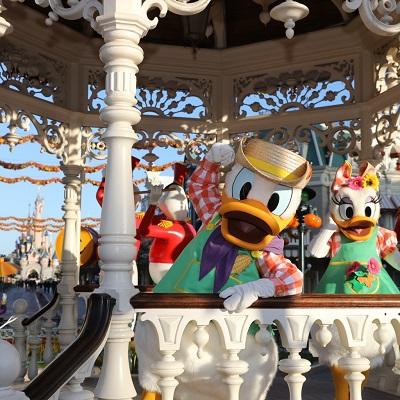 Selfie Spot Halloween en el kiosko de Town Square con Donald y Daisy en Disneyland Paris