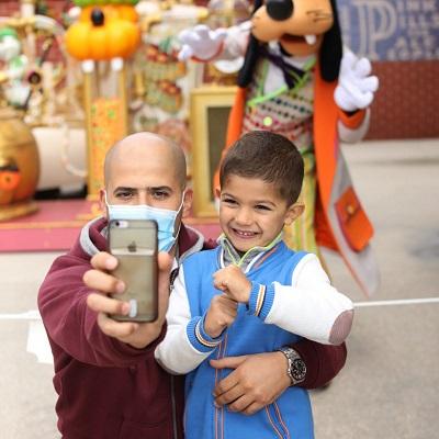 Selfie Spot con Niño Halloween Goofy Disneyland Paris en la Town Square