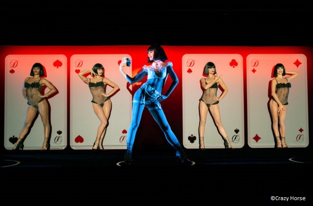 Show del cabaret Crazy Horse de París con cuatro actrices bailando