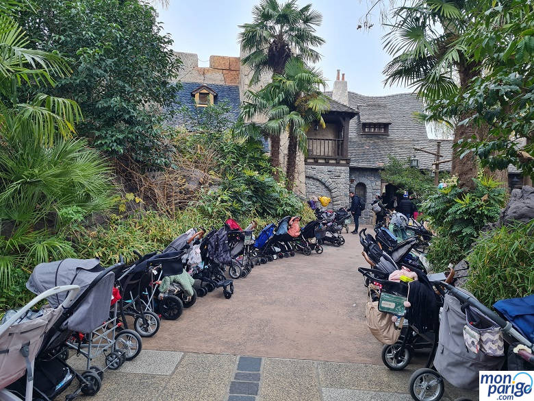 Multitud de sillistas de niños en un rincón de Disneyland Paris