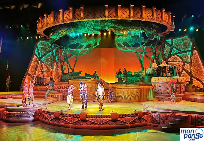 Scar de El Rey León en Disneyland Paris sobre el escenario actuando en el musical
