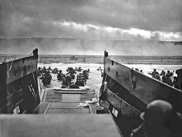 Soldados desembarcando en una playa de Normandía