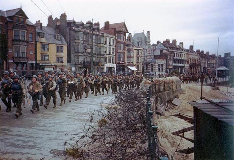 Soldados en Inglaterra antes de embarcar para invadir Normandía