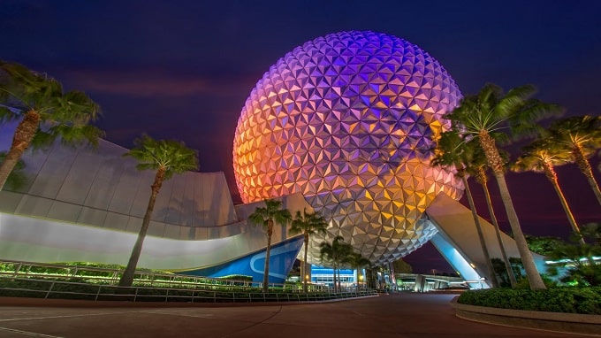 Esfera geodésica iluminada de naranja del parque EPCOT Orlando