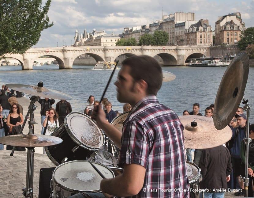 Músico tocando la batería junto al Sena en París durante la fiesta de la música