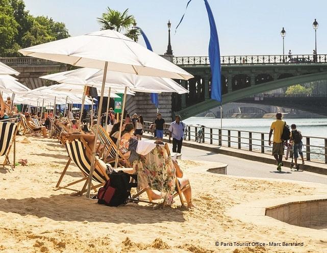 Hamacas sobre la arena a orillas del Sena en París