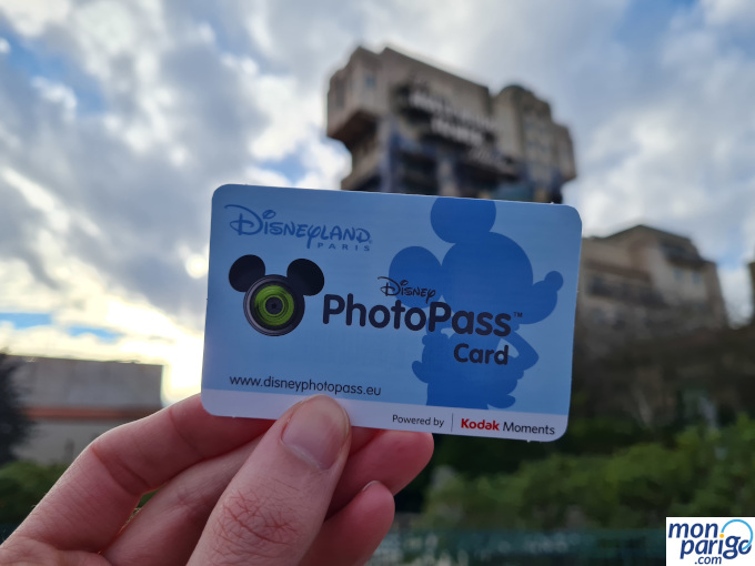Tarjeta Disney PhotoPass Card sujetada con la mano