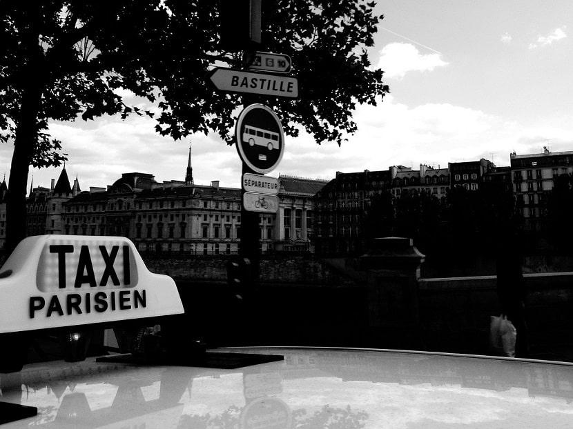 Taxi parisien en París.