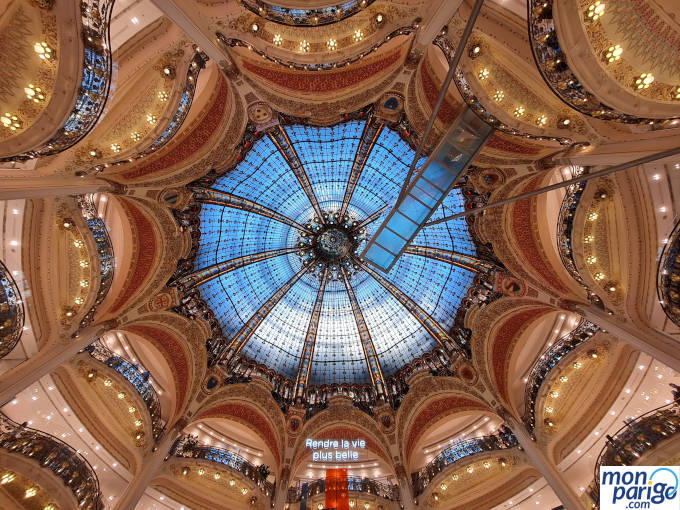 Cúpula de cristal de Galeries Lafayette Haussmann en París vista desde abajo